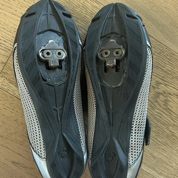 Bontrager women’s cycling shoes. Only ever worn indoors. Size 6 1/2. - Picture 3 of 5